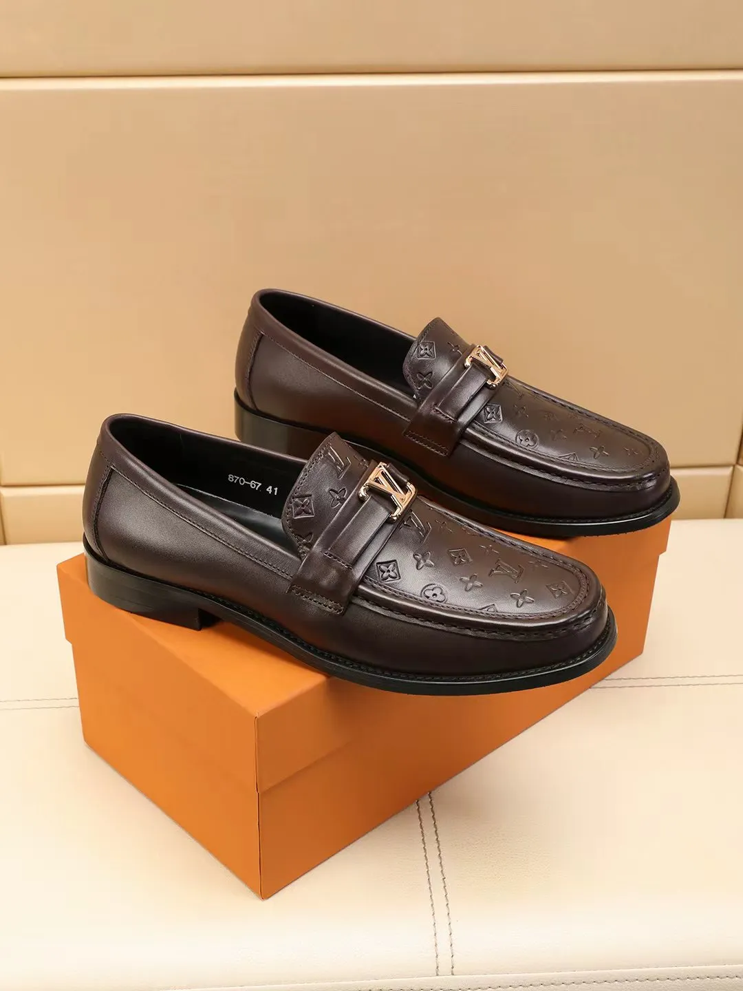 Men's shoes 440 💰 Louis Vuitton LV ® 🆕 model 🔛Full shoe counter, first layer cowhide, 🐂leather lined casual shoes for men, super soft outsole, essential for driving. Synchronized with the counter, original first layer cowhide, completely 1:1 mold customization🌹top version, color optional! Number: 39-44 (customized at 38.45.46)